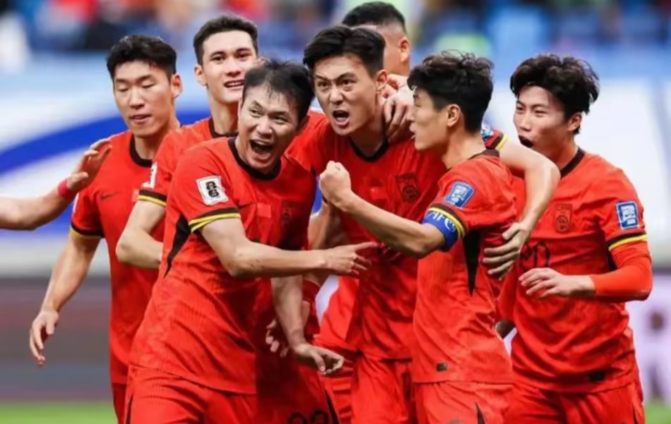 亚洲足球盛事持续进行，激烈对抗令球迷热血澎湃