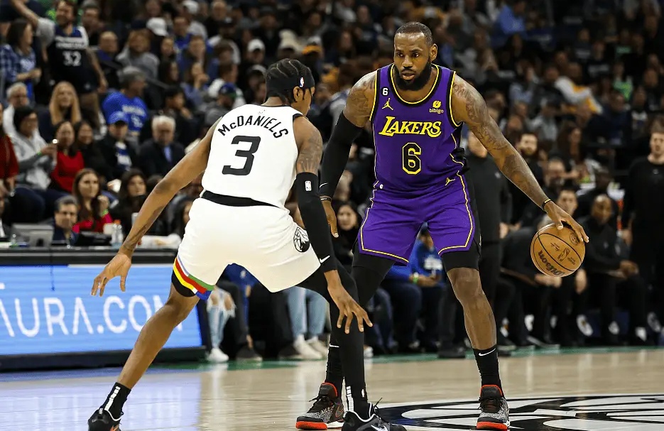 瓦伦西亚客场惊险逆转,取得关键胜利的简单介绍 瓦伦西亚客场惊险逆转,取得关键胜利的简单介绍