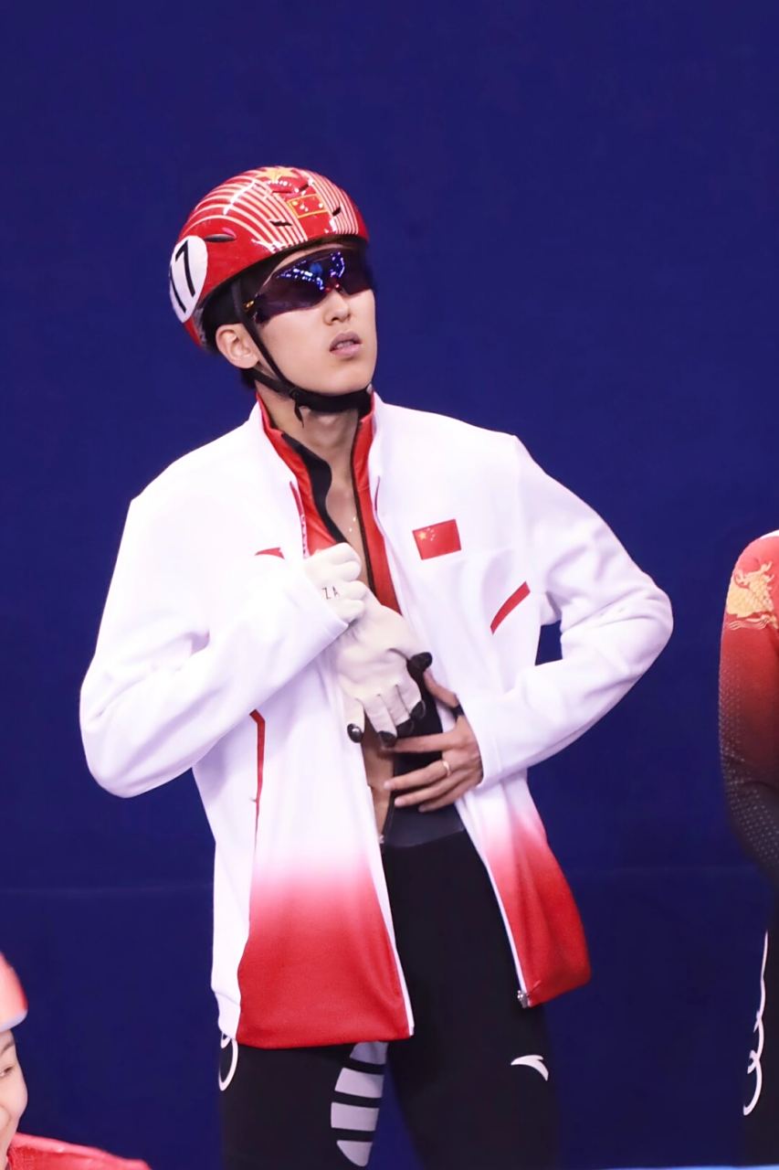 关于运动员的快速反应和技巧在比赛中得到了充分展示的信息 关于运动员的快速反应和技巧在比赛中得到了充分展示的信息