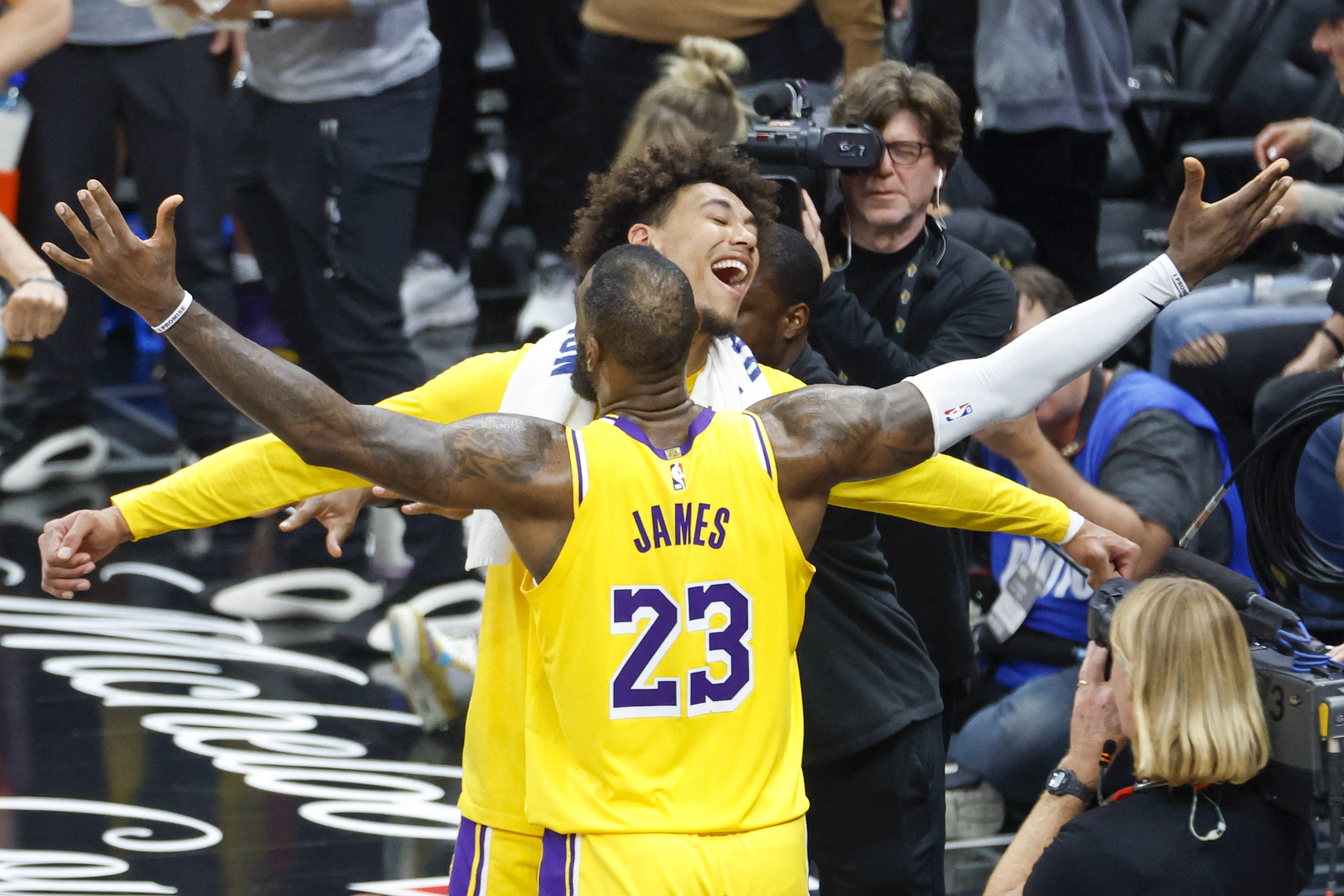 球员们在比赛中展现出非凡的篮球才华