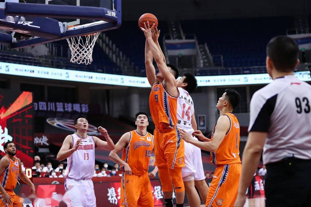 湖南队球员表现抢眼,赢得观众喝彩 湖南队球员表现抢眼,赢得观众喝彩