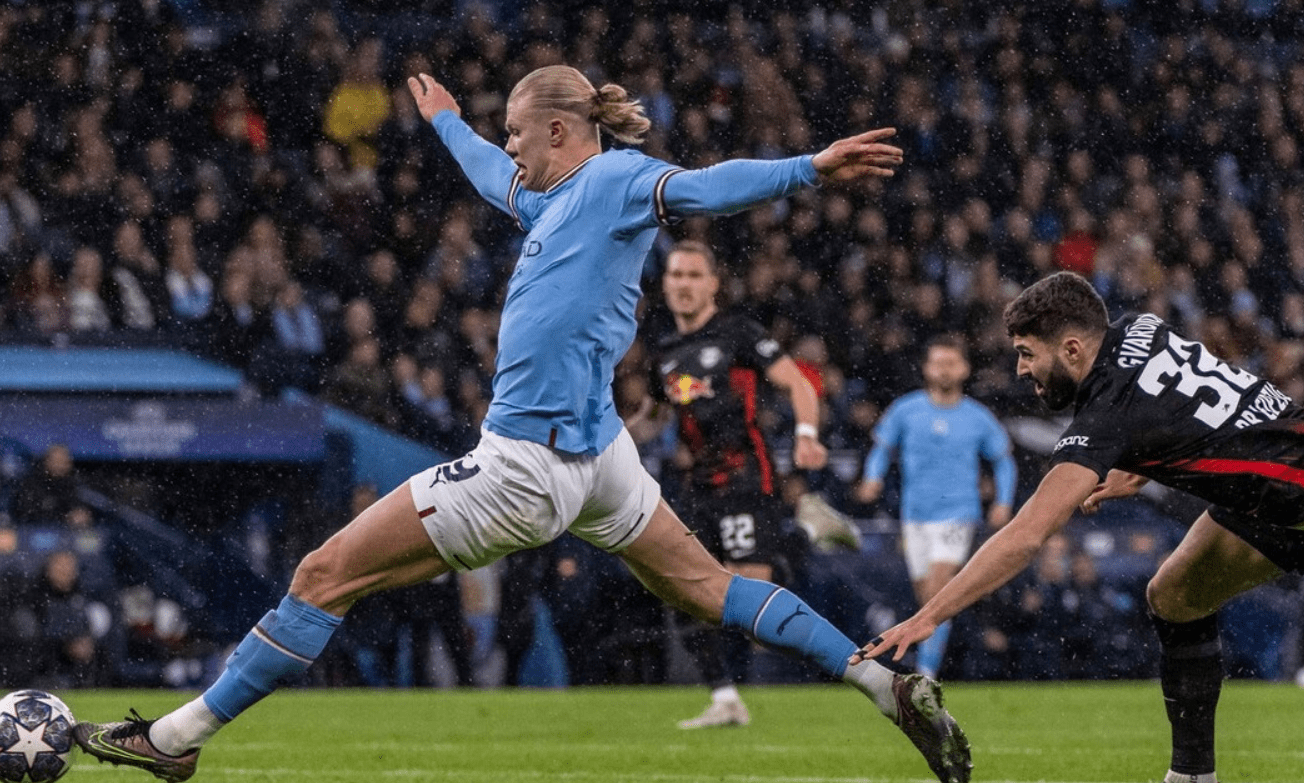 曼城稳步前进，曼城球迷露出笑容