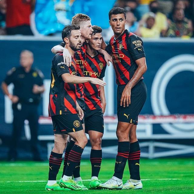 曼城稳步前进，曼城球迷露出笑容