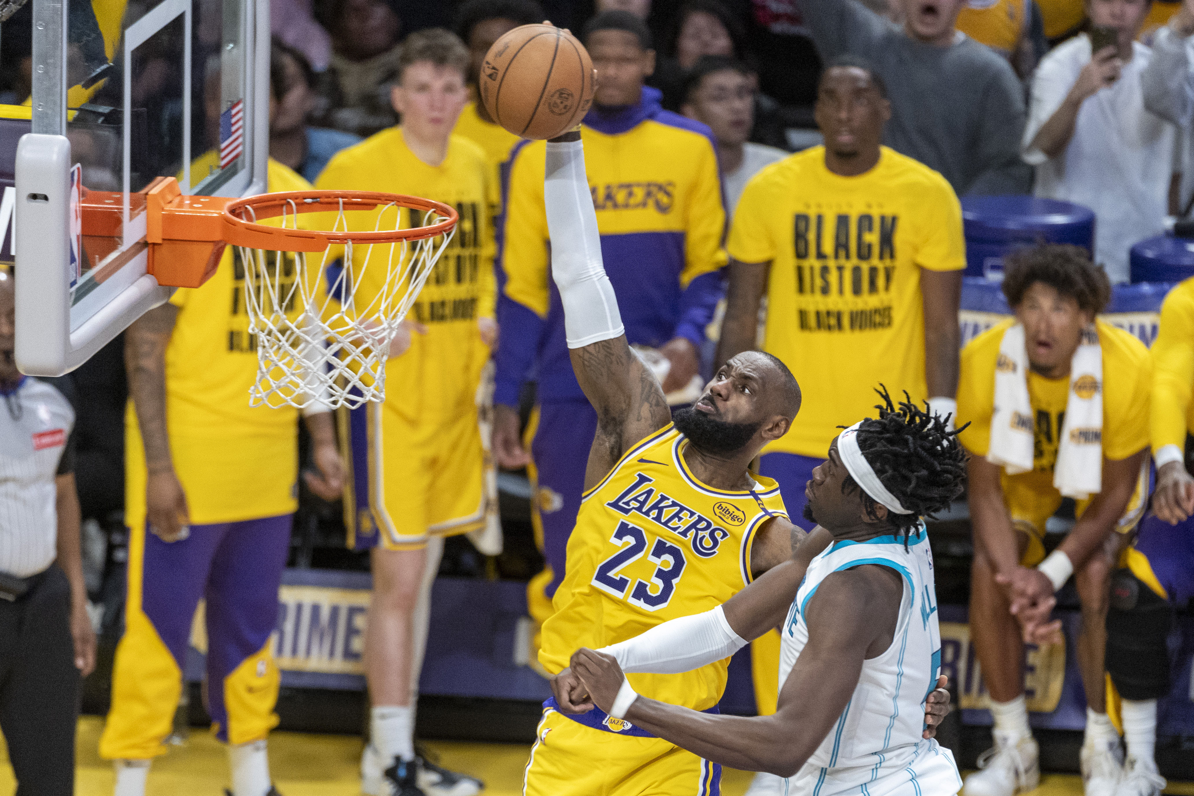 惊心动魄!比赛中两队球员争分夺秒 惊心动魄!比赛中两队球员争分夺秒