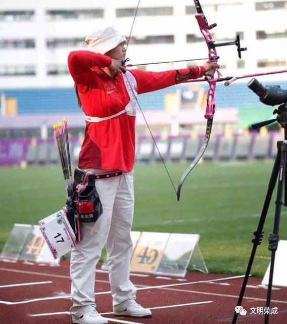 墨西哥射箭运动员集中心神，击败强手的简单介绍