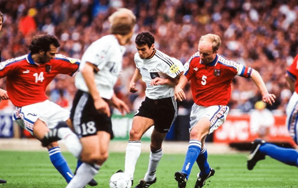 捷克与斯洛伐克在足球竞赛中进行激烈对决的简单介绍