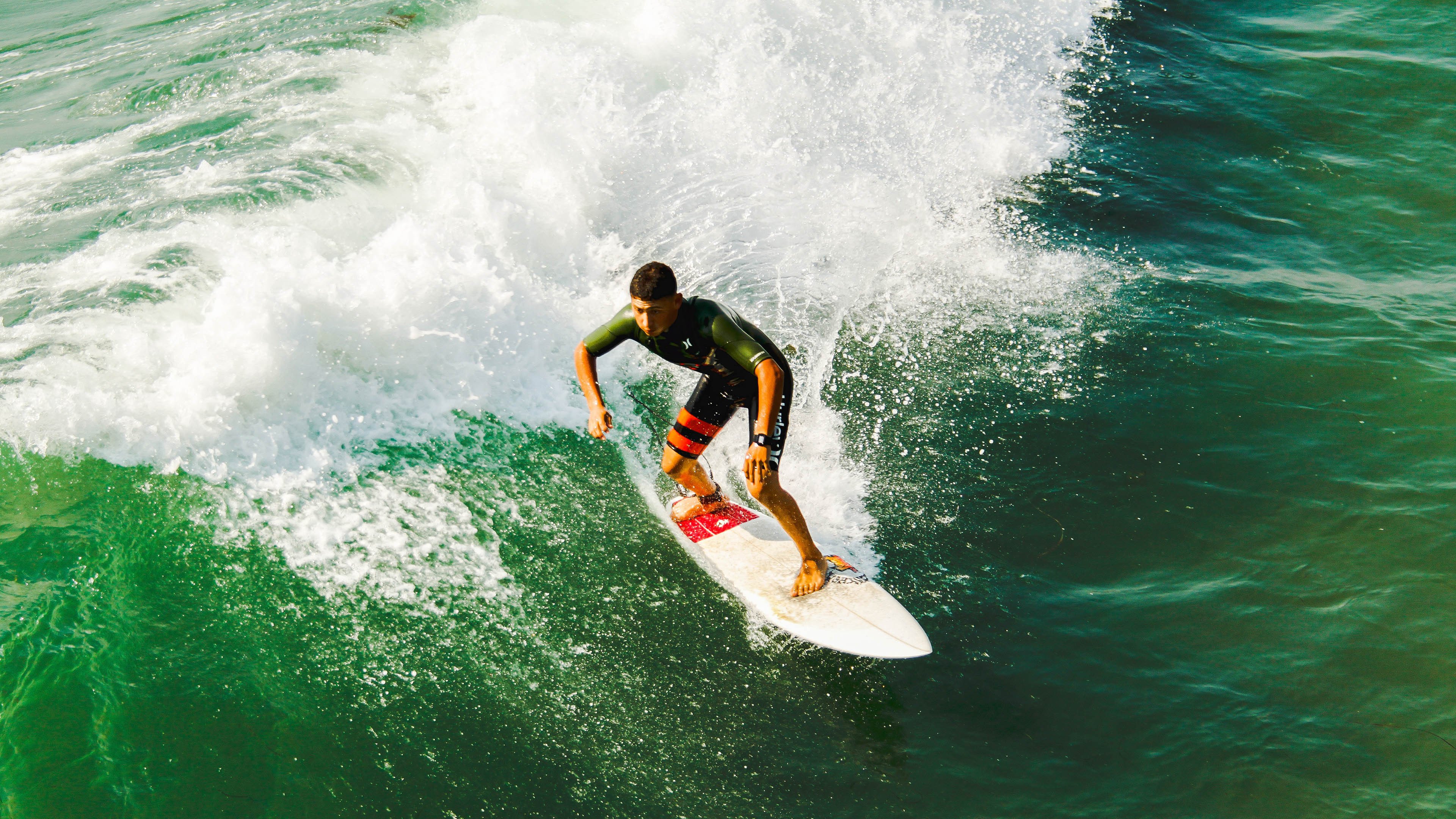 爱德华兹关键一击定乾坤，勇士轻取黄蜂展露冠军底蕴